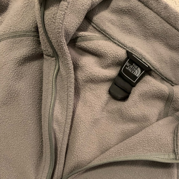 THE NORTH FACE. Fleece 1/2 Zip Pull Over - Picture 4 of 4